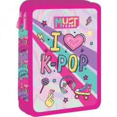 ΣΧΟΛΙΚΗ ΚΑΣΕΤΙΝΑ ΔΙΠΛΗ ΓΕΜΑΤΗ MUST TEAM I LOVE K-POP